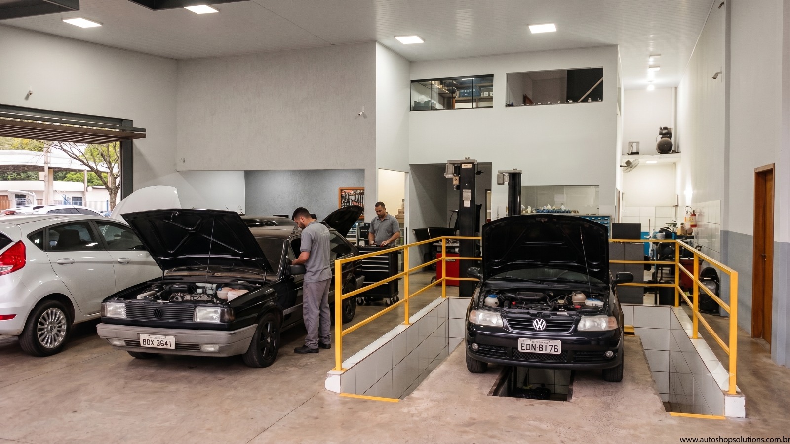 Mecânicos mexendo na fiação e motor para diagnóstico elétrico na Alexandrino Auto Center